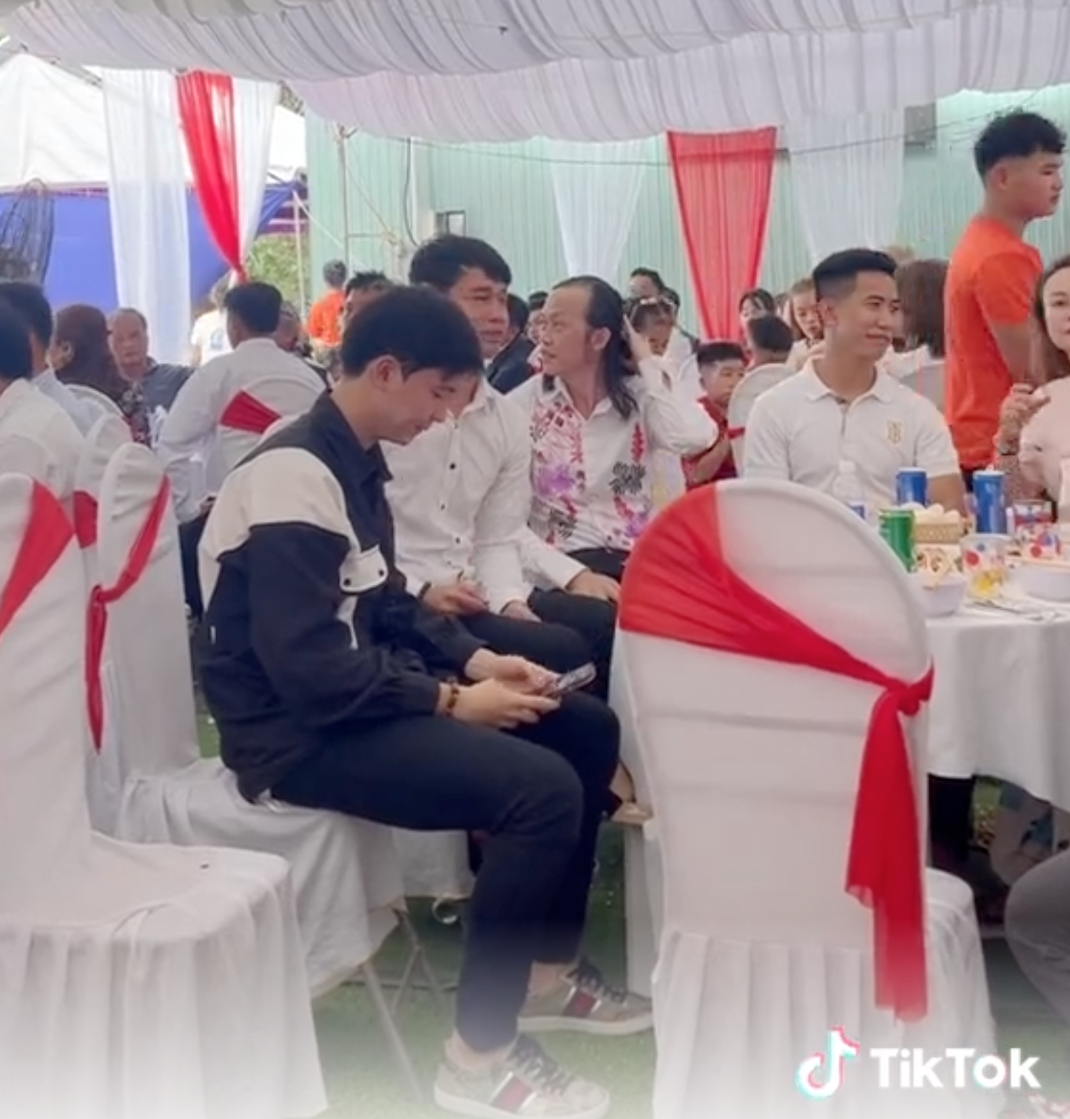 Hoài Linh xuất hiện tại một đám cưới nông thôn, phản ứng người xung quanh gây bất ngờ - Hình 2