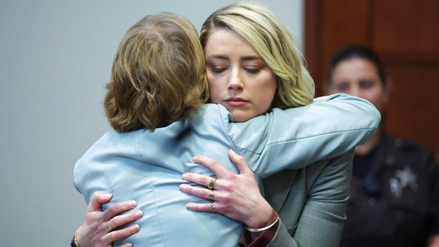 Amber Heard tiếp tục cà khịa những trò hề trước tòa của Johnny Depp - Hình 4