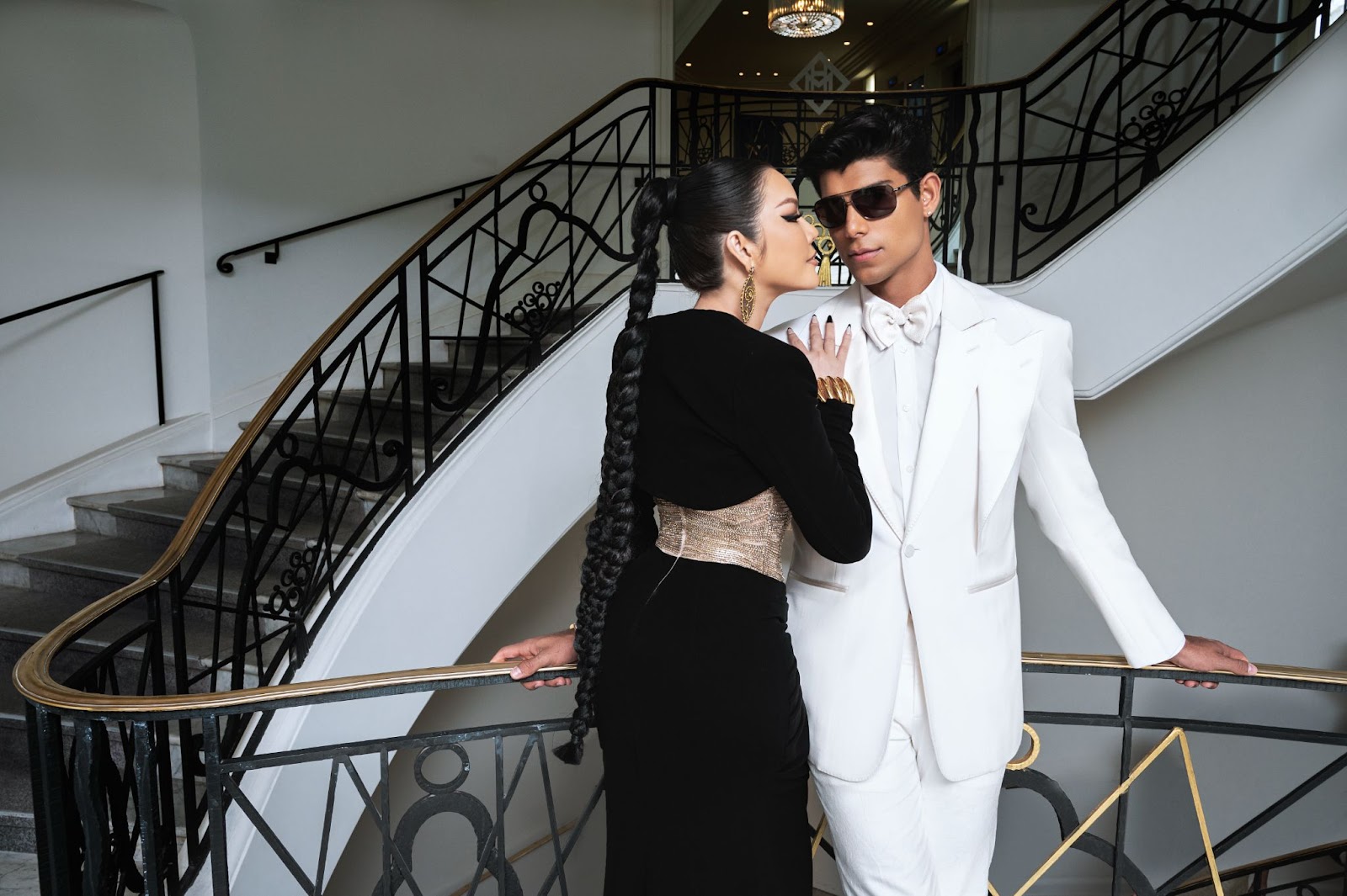 HOT: Lý Nhã Kỳ nắm tay, ôm eo tình tứ với MC nổi tiếng của kênh FoxTV - Hình 4