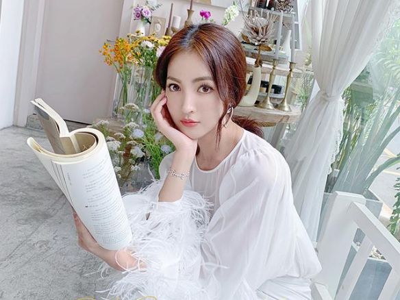 Tình mới Huỳnh Hiểu Minh như chị em sinh đôi với Angela Baby? - Hình 9