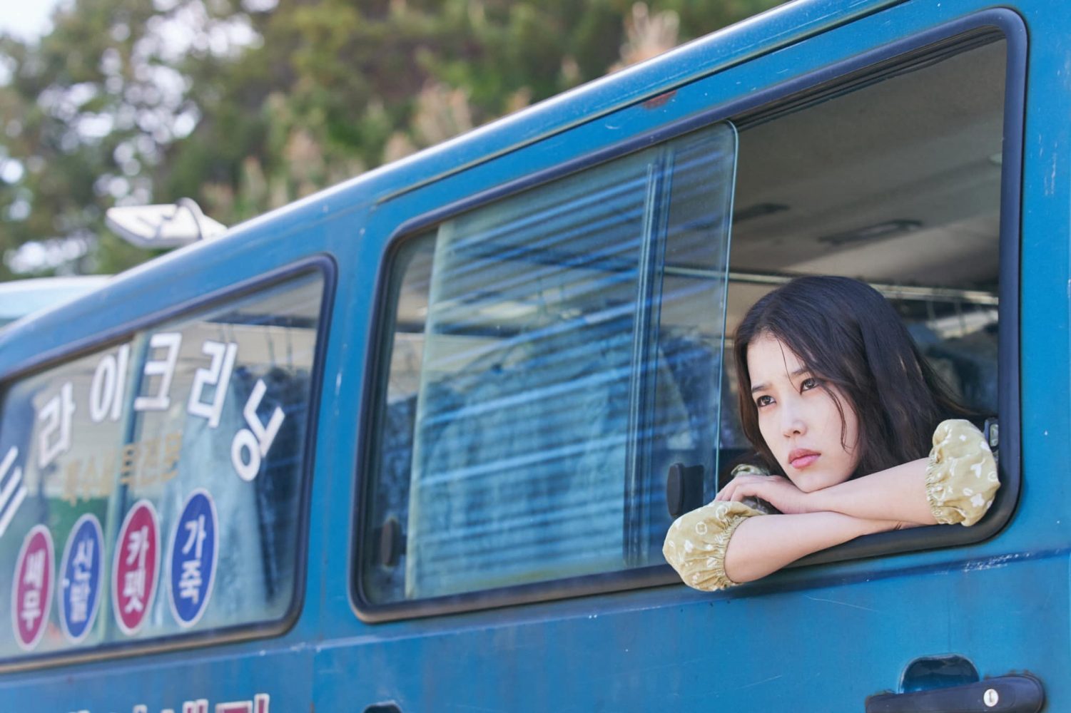 IU bị 1 mỹ nhân huých vai, xô đẩy suýt ngã trên thảm đỏ Cannes 2022 khiến dân mạng phẫn nộ - Hình 7