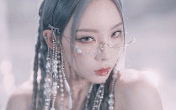 Một nghệ sĩ nổi tiếng Trung Quốc bị tố đạo MV Taeyeon (SNSD) và phong cách Lisa (BLACKPINK) - Hình 3