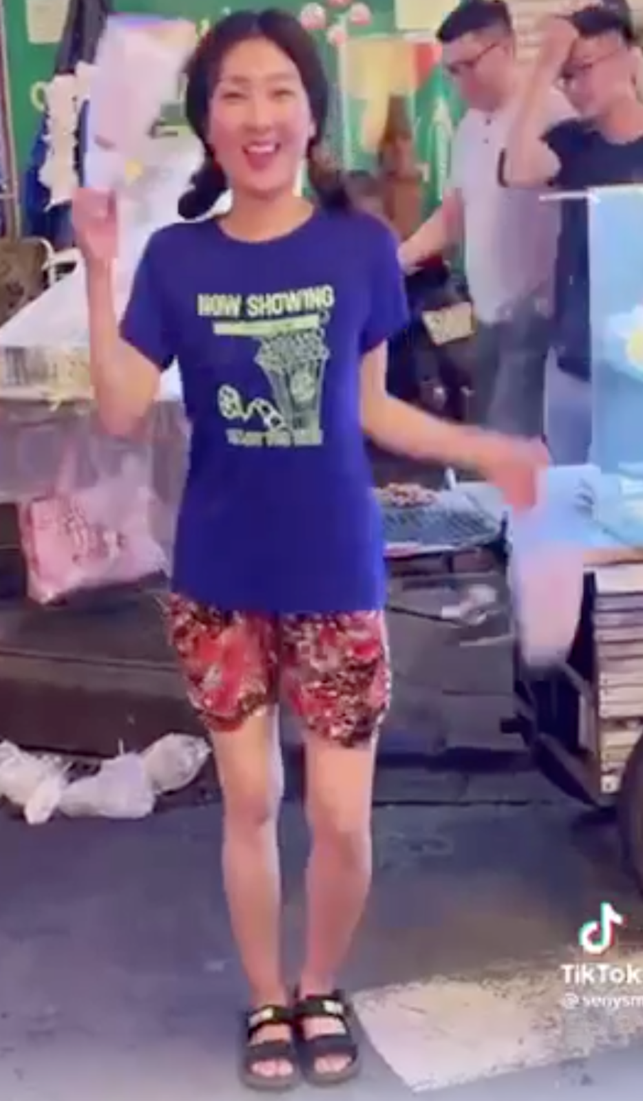 Miss Grand Hong Kong bị tóm tay cầm bánh mì nhảy múa tưng bừng trên đường phố Việt Nam - Hình 2