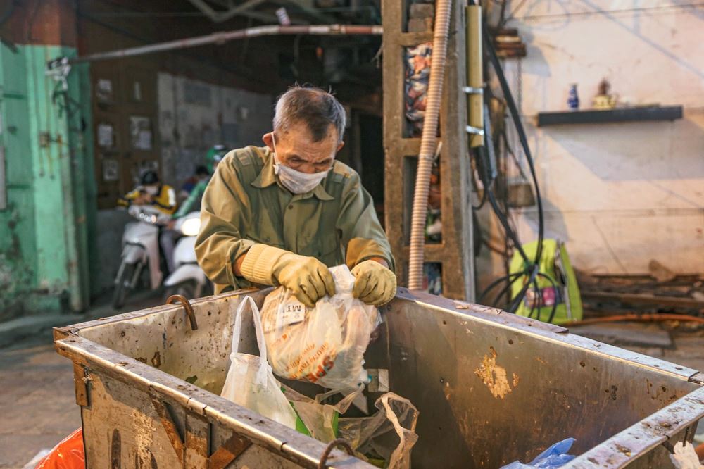 Cụ ông tật nguyền U70 vẫn bới rác kiếm sống vì sợ làm gánh nặng cho gia đình - Hình 1