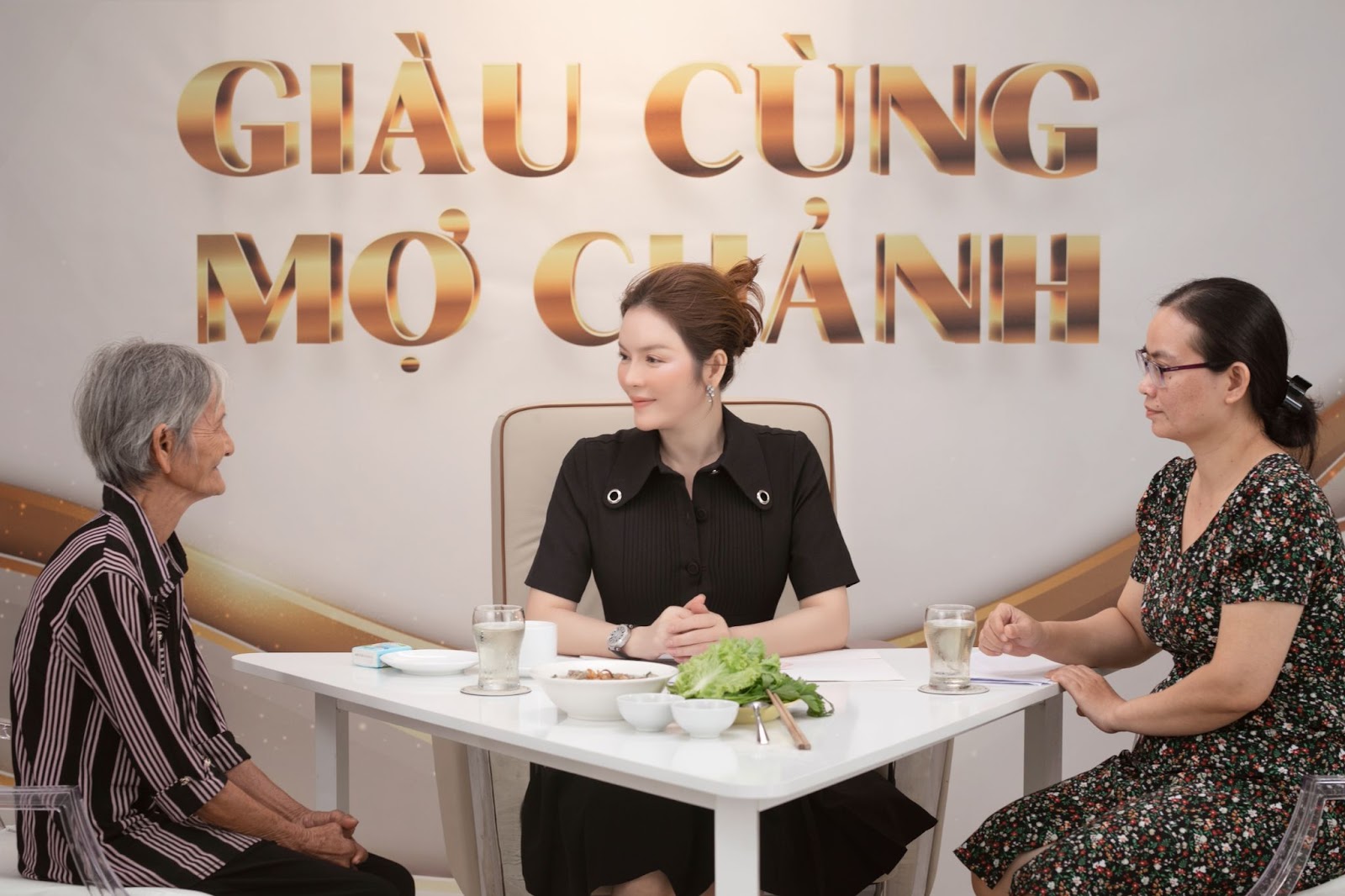 Lý Nhã Kỳ xót xa trước hoàn cảnh bà cụ U80 chật vật mưu sinh - Hình 6