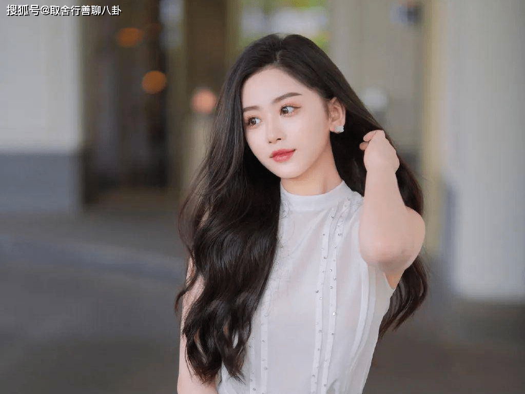 Cuộc sống xa hoa, 'chanh sả của tình mới Huỳnh Hiểu Minh: Ở biệt thự 1400 tỉ, đi siêu xe 51 tỉ - Hình 3