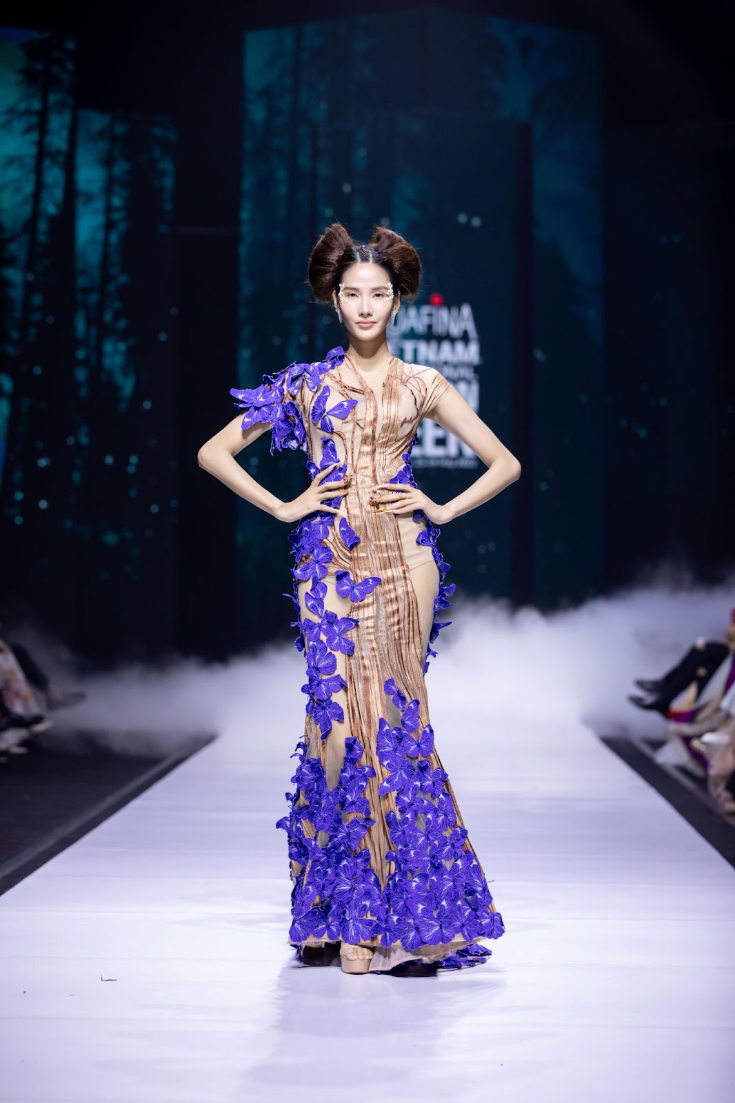 Hoa hậu Thùy Tiên vồ ếch khi diễn Vedette, Hoàng Thùy thần thái ngút ngàn - Hình 3