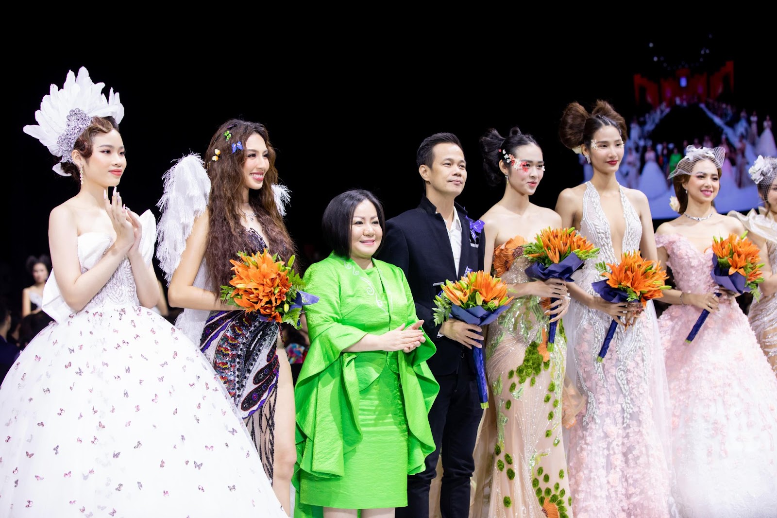 Hoa hậu Thùy Tiên vồ ếch khi diễn Vedette, Hoàng Thùy thần thái ngút ngàn - Hình 1