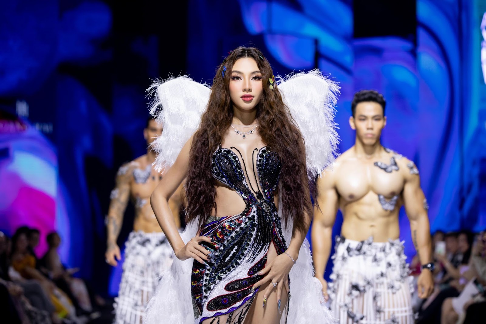Hoa hậu Thùy Tiên vồ ếch khi diễn Vedette, Hoàng Thùy thần thái ngút ngàn - Hình 8