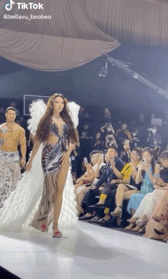 Thuỳ Tiên lên tiếng sau cú té sõng soài trên sàn catwalk, thần thái sau sự cố gây chú ý! - Hình 1