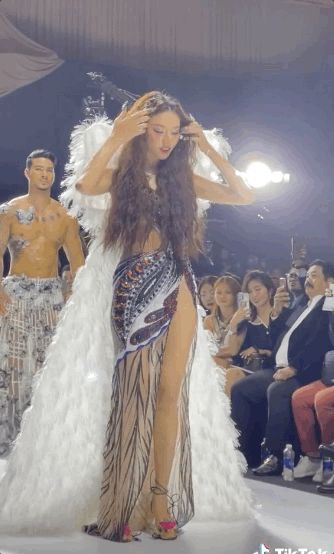 Thuỳ Tiên lên tiếng sau cú té sõng soài trên sàn catwalk, thần thái sau sự cố gây chú ý! - Hình 3