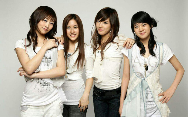 2NE1 tan nát sự nghiệp, SNSD khó tái hợp vì sự khắc nghiệt, bất công của Kpop - Hình 1