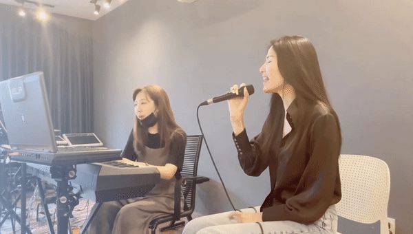 Hoàng Thùy bị đào clip hát tiếng Hàn nốt cao, thể hiện ra sao mà netizen nhận xét: Hát karaoke vui thì được? - Hình 2