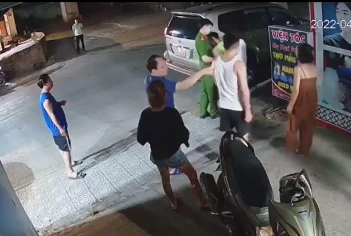 Phó Công an tát cháy mặt phụ nữ ở Cao Bằng có thể bị tù 2-7 năm, đối diện mức kỷ luật nào? - Hình 4