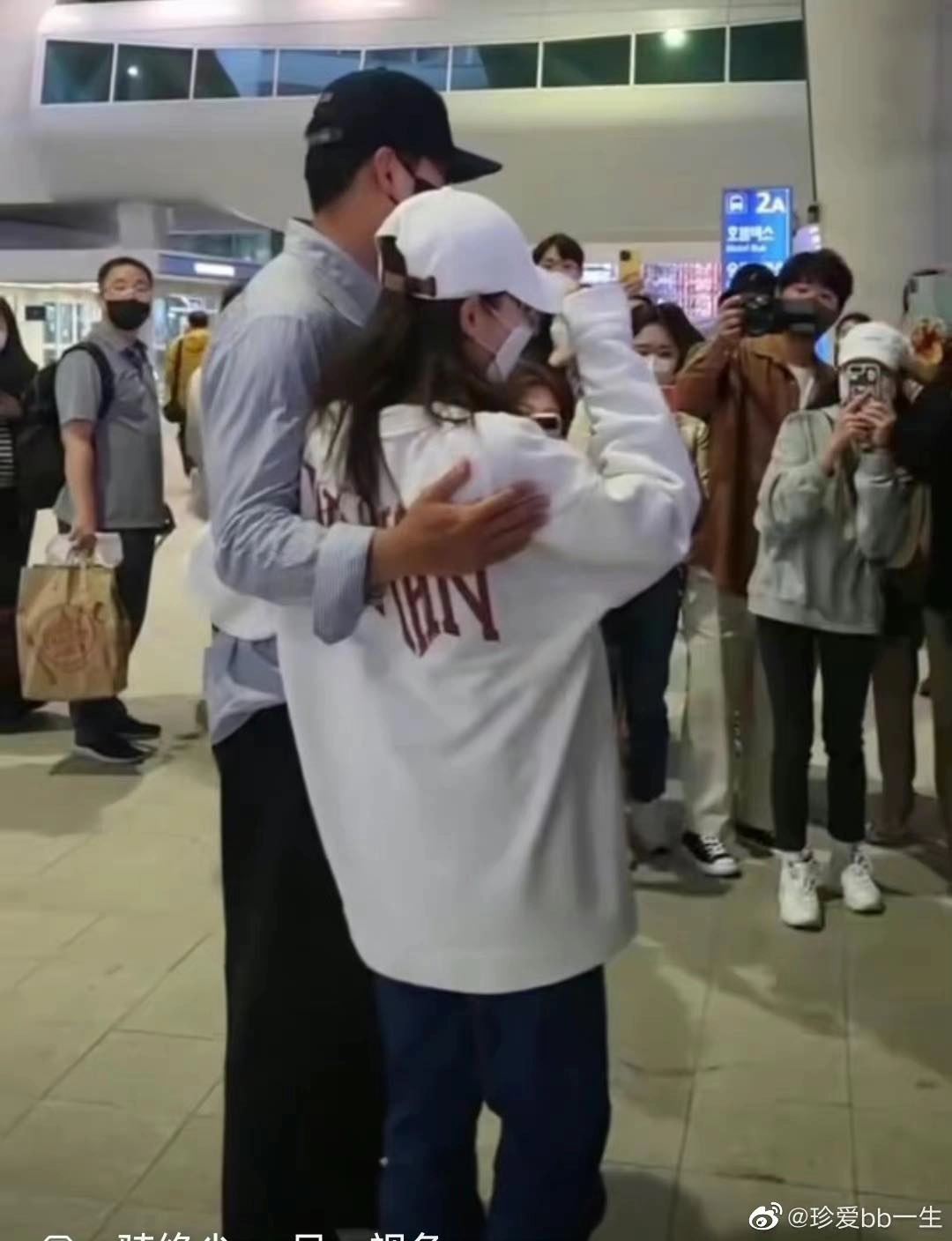 Song Joong Ki - Song Hye Kyo bị đào lại ảnh trăng mật, thái độ khác xa vợ chồng BinJin - Hình 3