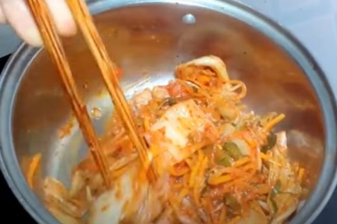 2 cách nấu canh kim chi giá đỗ cay nồng, cực đưa cơm - Hình 7