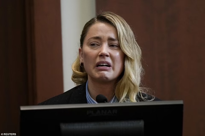 Amber Heard khóc lóc, kể tội Johnny Depp trong phiên tòa - Hình 1
