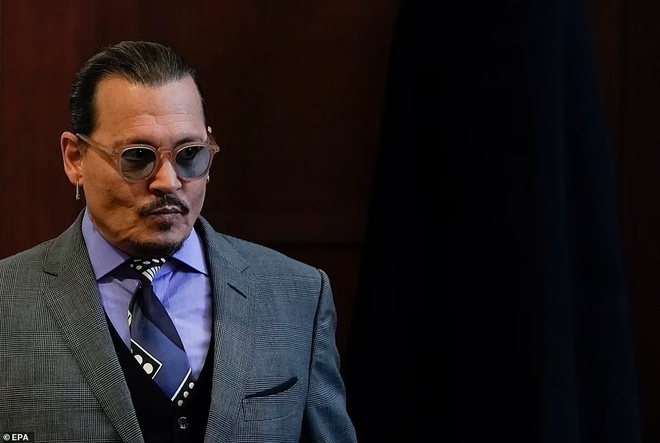 Amber Heard khóc lóc, kể tội Johnny Depp trong phiên tòa - Hình 2