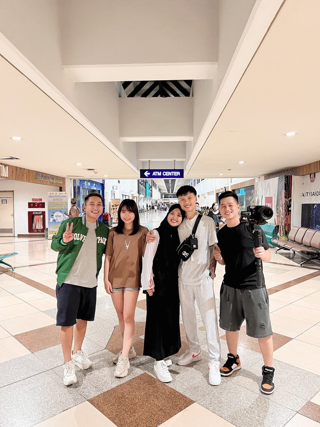 Bạn gái người Indo của Đạt Villa bất ngờ xuất hiện ở sân bay: Phải chăng nàng sang Việt Nam thăm chàng sau tin đồn chia tay? - Hình 3