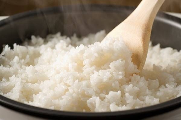 Cách hấp cơm nguội ngon như cơm nóng - Hình 1