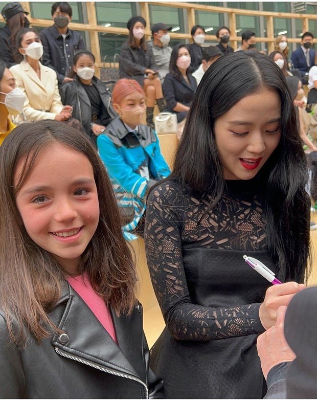 Cô bé nổi tiếng với biểu cảm vỡ òa khi gặp Jisoo (BLACKPINK ở sự kiện cao cấp hóa là là ái nữ nhà giám đốc Dior - Hình 2