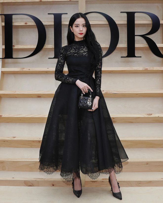 Cô bé nổi tiếng với biểu cảm vỡ òa khi gặp Jisoo (BLACKPINK ở sự kiện cao cấp hóa là là ái nữ nhà giám đốc Dior - Hình 9