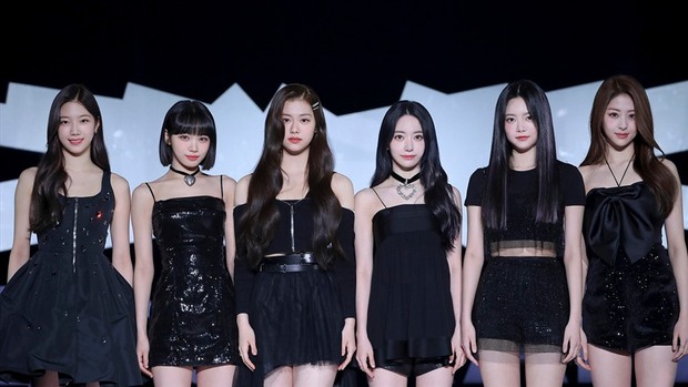 HYBE ưu ái LE SSERAFIM quá mức, dìm cả GFriend và đàn chị 10 năm để nâng em gái BTS - Hình 1