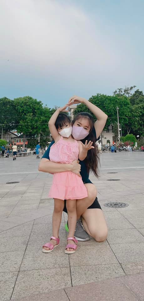 Khoảnh khắc đẻ con gái cho thuỳ mị nết na của nhóc tì nhà Lê Phương - Hình 12