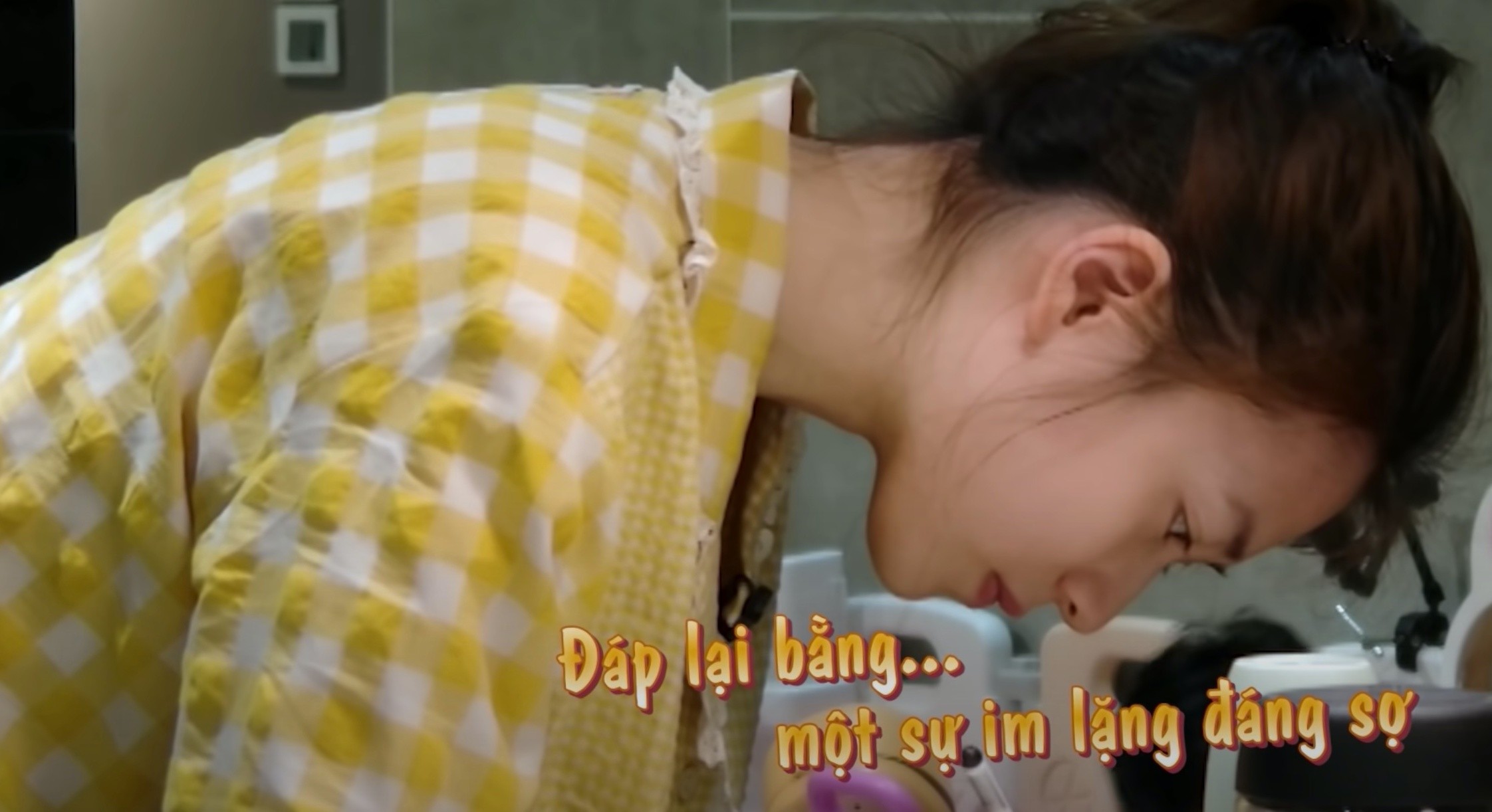 Mặt mộc độc đẹp hết sảy của cameo Trâm Anh - bà xã JustaTee trong Mẹ vắng nhà - Ba là siêu nhân - Hình 6