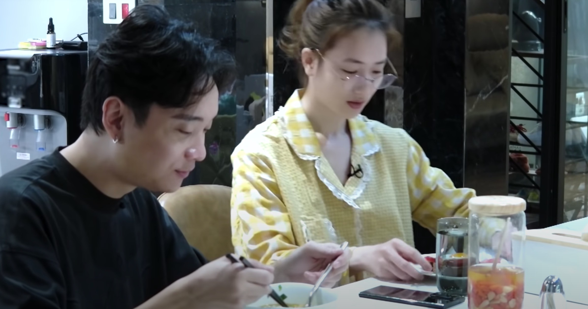Mặt mộc độc đẹp hết sảy của cameo Trâm Anh - bà xã JustaTee trong Mẹ vắng nhà - Ba là siêu nhân - Hình 8