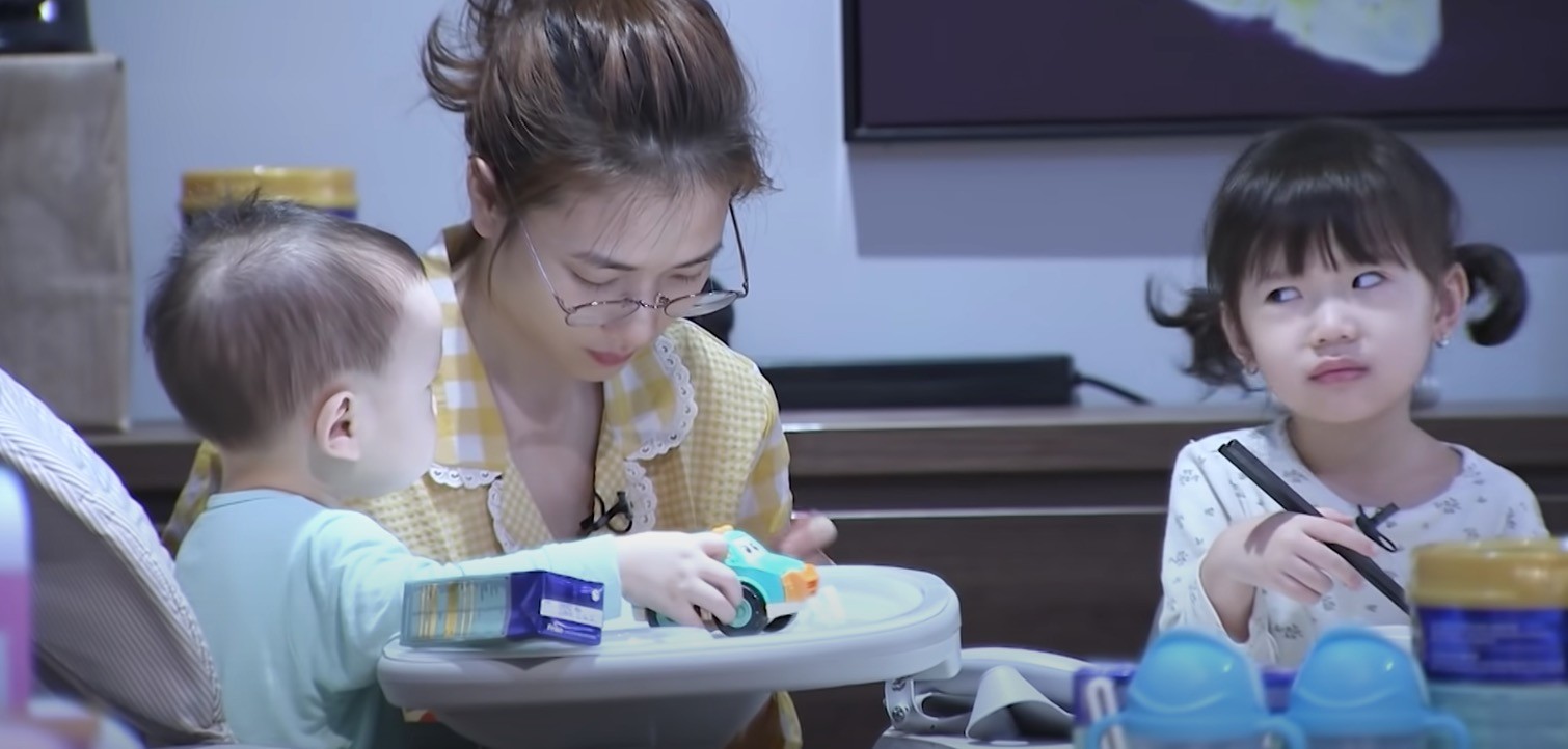 Mặt mộc độc đẹp hết sảy của cameo Trâm Anh - bà xã JustaTee trong Mẹ vắng nhà - Ba là siêu nhân - Hình 4