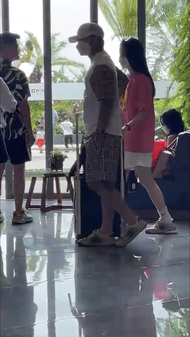 Netizen soi ra Chu Thanh Huyền đi du lịch cùng Quang Hải, còn mặc đồ đôi với mẹ bạn trai - Hình 4