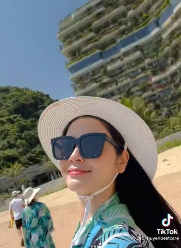 Netizen soi ra Chu Thanh Huyền đi du lịch cùng Quang Hải, còn mặc đồ đôi với mẹ bạn trai - Hình 1