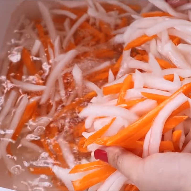 2 Cách làm củ cải ngâm chua ngọt giòn ngon cực dễ làm tại nhà - Hình 14