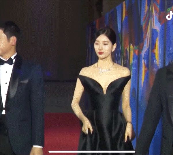 3 năm sóng đôi ở Baeksang, Park Bo Gum vẫn mặt như đâm lê khi đi bên nữ thần Suzy, nhưng năm nay có 1 điểm thay đổi - Hình 2