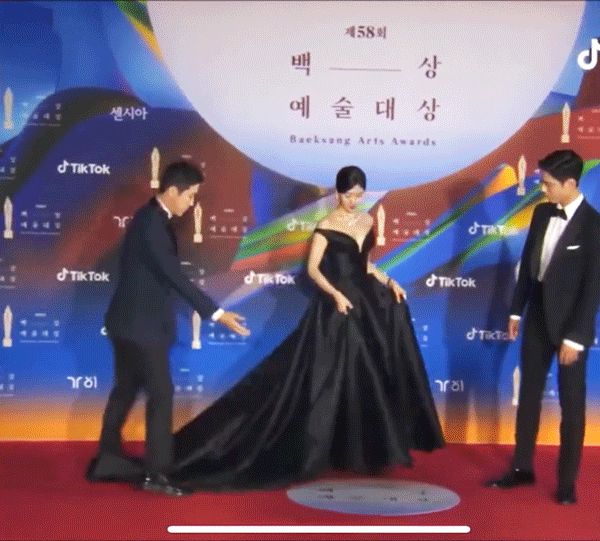 3 năm sóng đôi ở Baeksang, Park Bo Gum vẫn mặt như đâm lê khi đi bên nữ thần Suzy, nhưng năm nay có 1 điểm thay đổi - Hình 3