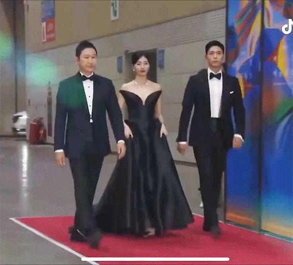 3 năm sóng đôi ở Baeksang, Park Bo Gum vẫn mặt như đâm lê khi đi bên nữ thần Suzy, nhưng năm nay có 1 điểm thay đổi - Hình 1