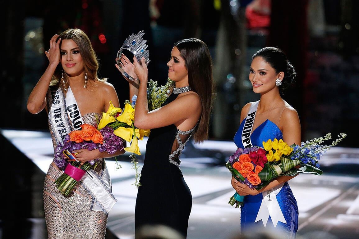 Hoa hậu bị trao nhầm vương miện Pia Wurtzbach đính hôn - Hình 1