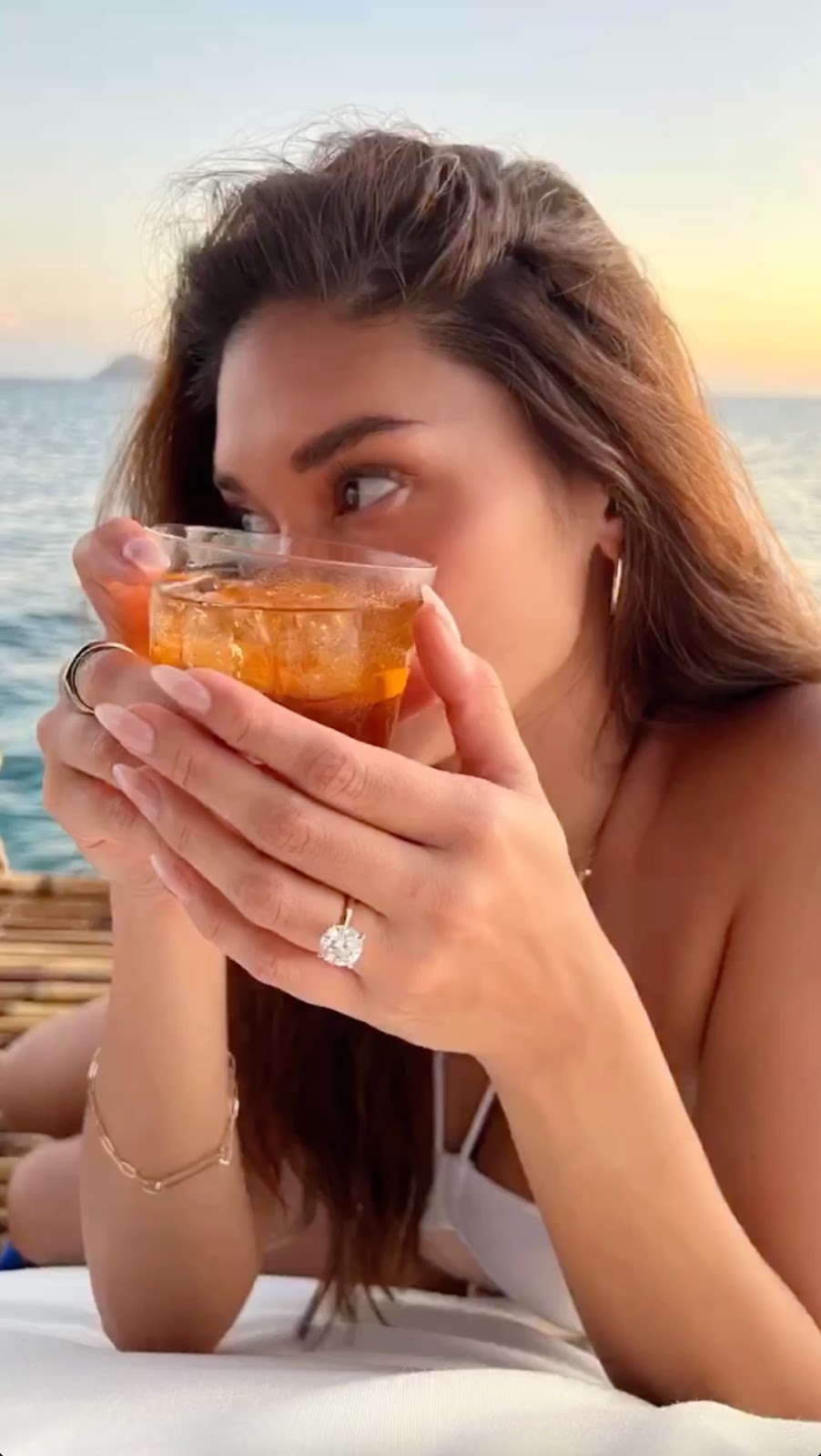 Hoa hậu bị trao nhầm vương miện Pia Wurtzbach đính hôn - Hình 3