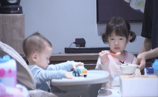 Thất bại khi cho con trai cưng ăn cháo, JustaTee sợ vợ xem được Mẹ vắng nhà ba là siêu nhân - Hình 6