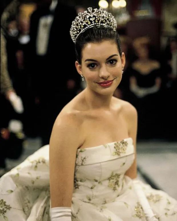 Anne Hathaway gây choáng với nhan sắc U40, vẻ đẹp siêu thực chuẩn công chúa Disney - Hình 6