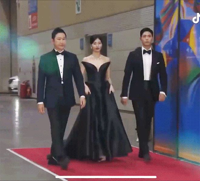 Ơn giời Park Bo Gum không còn tránh Suzy như tránh tà ở Baeksang nữa rồi, còn tình tứ công khai nữa - Hình 7