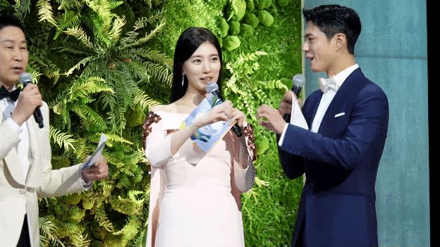 Ơn giời Park Bo Gum không còn tránh Suzy như tránh tà ở Baeksang nữa rồi, còn tình tứ công khai nữa - Hình 1