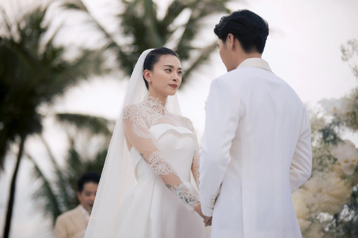 Huy Trần bị chê kém tinh tế khi bỏ rơi cô dâu Ngô Thanh Vân tại lễ cưới, Netizen tranh luận gay gắt - Hình 1