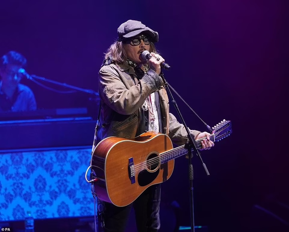 Johnny Depp biểu diễn, Kate Moss đi xem, được ekip bí mật đưa vào lối riêng - Hình 6