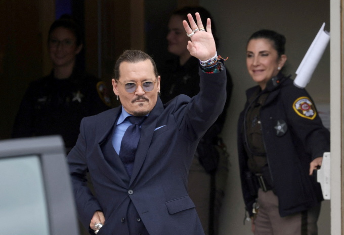 Johnny Depp biểu diễn, Kate Moss đi xem, được ekip bí mật đưa vào lối riêng - Hình 1