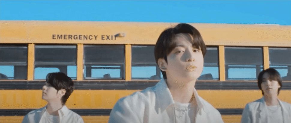 BTS tung MV kỷ niệm 9 năm ra mắt: Đưa fan trở lại với hành trình Spring Day, đạt 5 triệu lượt xem chỉ sau 10 phút phát hành - Hình 1