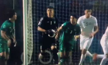 HLV U23 Iraq tố bị CĐV Uzbekistan ném đá - Hình 2