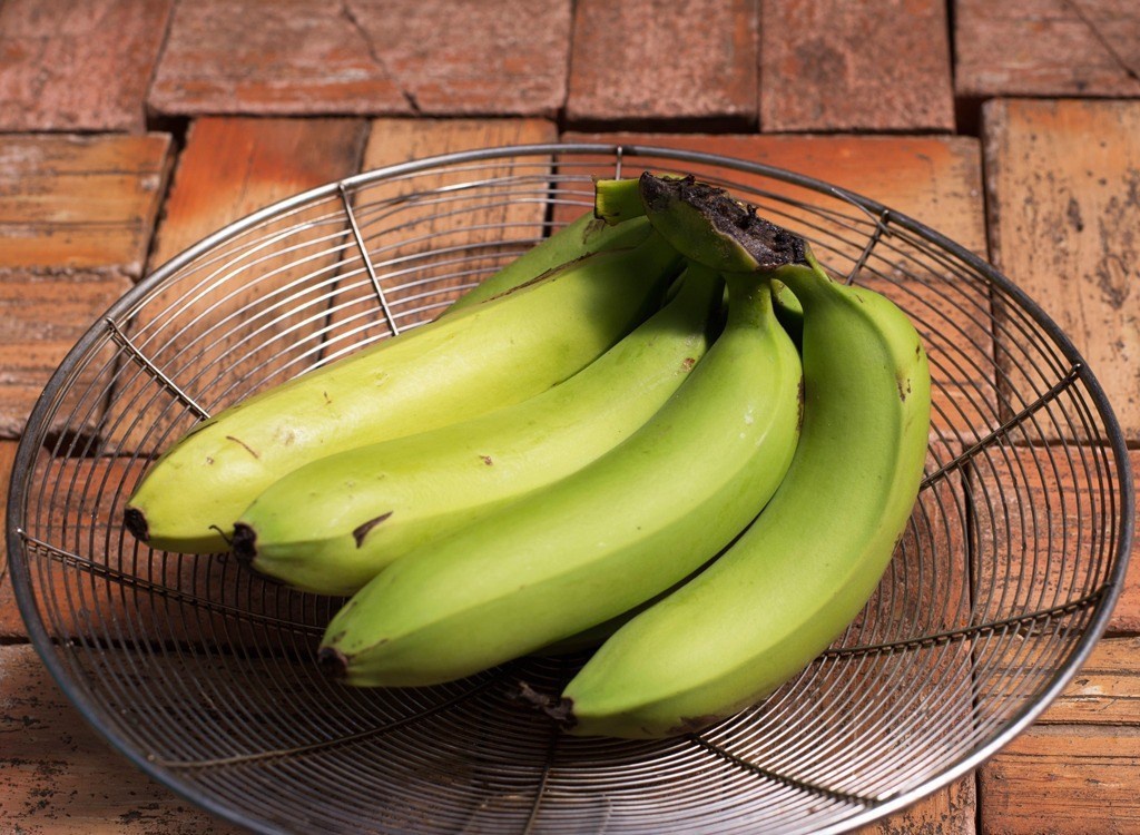 Зеленые бананы. Unripe Banana. Корзина с зелёными бананами. Зеленый банан крем. Бананы – в зеленой тарелке..