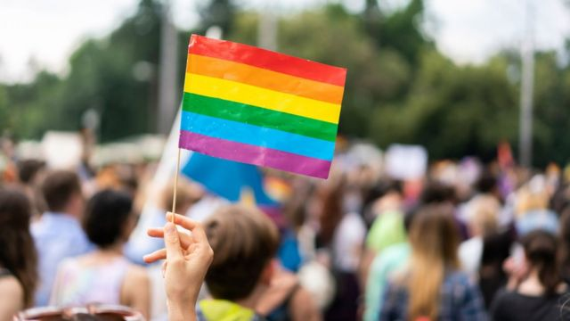 Bố mẹ chi tiền khủng ép con đi chữa đồng tính, thực trạng LGBTQ vẫn bị xem là những người mắc bệnh - Hình 7